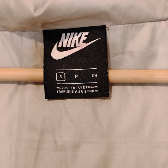 Nike Women's Puffer Jacket - Cream - Picture 6 of 7